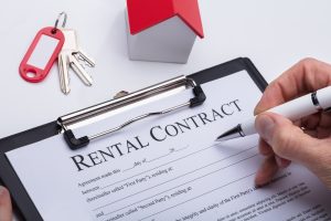 PW290722_rental contract_shutterstock_1068477428_cred Andrey_Popov