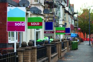 House for sale signs shutterstock_1654706968 mikesj11 PW300922