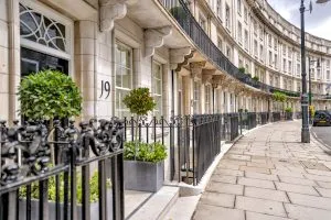 Luxury-London-houses_credit_shutterstock_Todamo_2362683433-300x200.webp