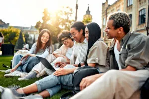 Students-outside-on-laptop-shutterstock_2507996191-Harbucks-300x200.webp