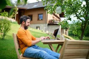 Man-working-outside-on-laptop-shutterstock_1836342916-Ground-Picture-300x200.webp